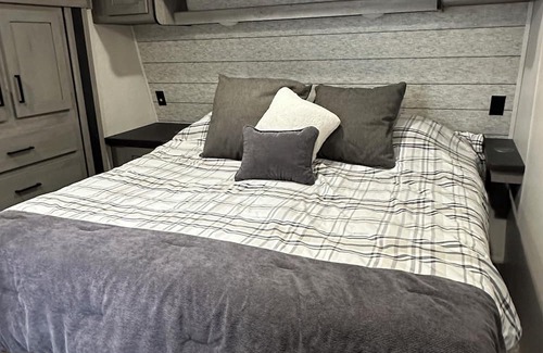 Cascade House | Luxury RV! Panoramic views of Cascade - Perfect for a Relaxing Getaway!