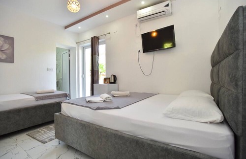 Gjerana Apartment | Studio w Balcony 6 min to Beach in Montenegro