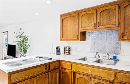 Baker Street House | Bright and Spacious Back House