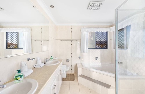 Stretton House | 5 BR family house close to Highway and mall