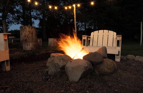 Roble Cottage | Tranquil Retreat with Stunning Views and Cozy Fireplace