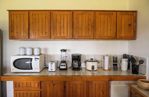 Roble Cottage | Tranquil Retreat with Stunning Views and Cozy Fireplace