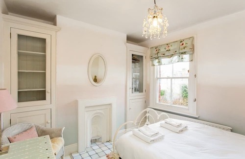 Winchester House | 3BR Chic House, central Winchester- Sleeps 7!