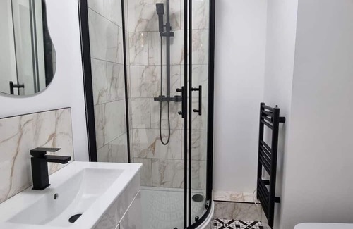 Wakefield Apartment | Stylish 1-Bed Apart Wakefield