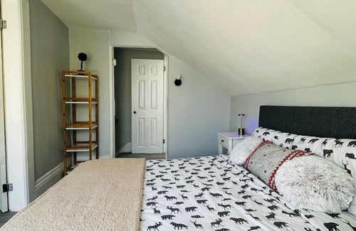 Peterborough House | Cozy Two Story House with Patio, BBQ and Backyard
