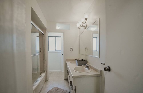 Hope House | Cheerful 2 Bedroom with on-premises parking