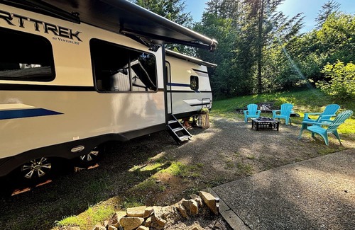 Amboy House | Cozy Glamping RV Hot Tub, Fire Pit & Nature Escape