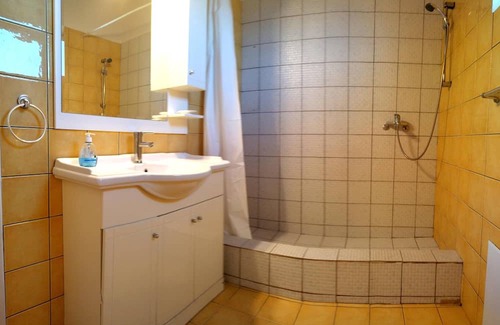 Raftis House | Spacious retreat with superb views and sucluded garden, 10 mins drive to beach.