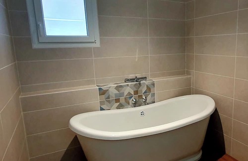 Pont-du-Chateau Villa | Profitez D'un Séjour Inoubliable Dans une Villa Spacieuse et Bien Équipée