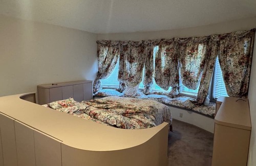 Margate City House | 5 Bed, 3.5 Bath, Bayfront, POOL, boat slip 2 car garage, Pet friendly, sleeps 10