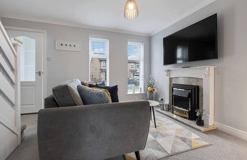 York House | Pass the Keys | 127 Bellhouse Way · Renovated Family Home For 2