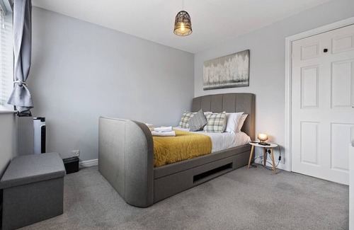 York House | Pass the Keys | 127 Bellhouse Way · Renovated Family Home For 2