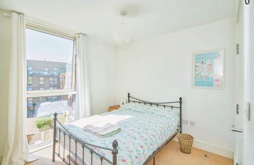 Bow West Apartment | 2-bedroom flat with balcony & canal view