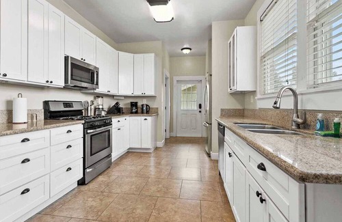 Downtown Riverside House | Fenced Backyard｜Dedicate Workspace｜Pet Friendly #41988