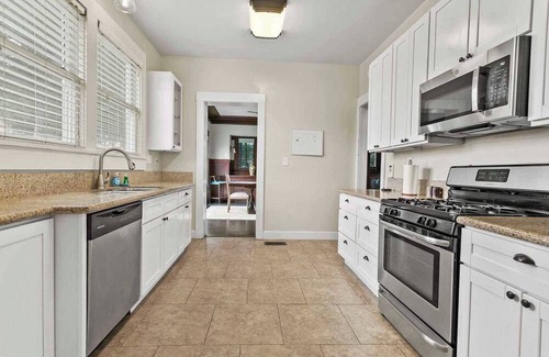 Downtown Riverside House | Fenced Backyard｜Dedicate Workspace｜Pet Friendly #41988