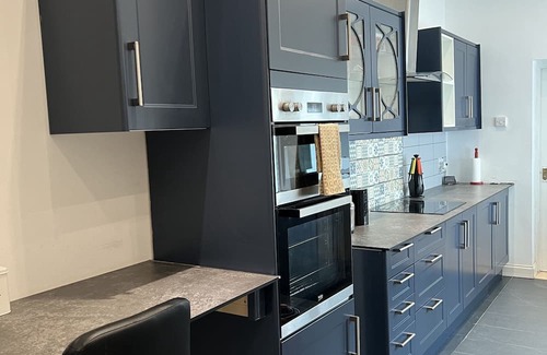 Westcliff-on-Sea Apartment | Mid-size bedroom with shared bathroom