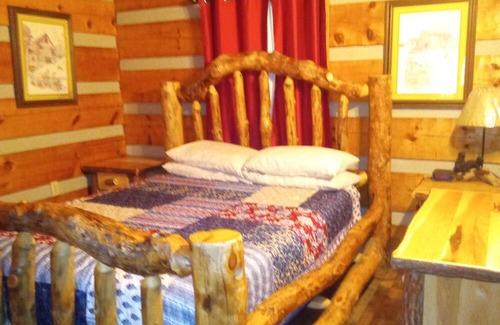 Newport Cabin | 2 bedroom loft cabin ,pool table ,fireplace ,hotub ,dishwasher,garbage disposal