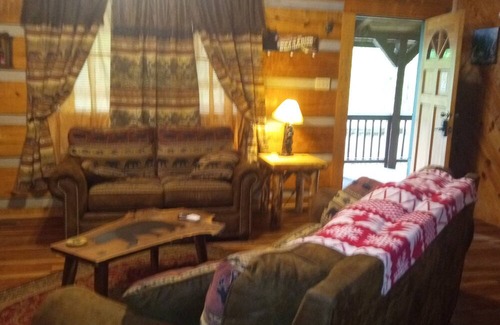 Newport Cabin | 2 bedroom loft cabin ,pool table ,fireplace ,hotub ,dishwasher,garbage disposal