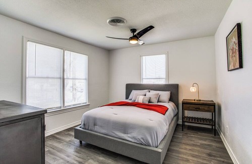 Cedar Hill House | Retreat On The Hill w/1 King Bed and 2 Queen Beds