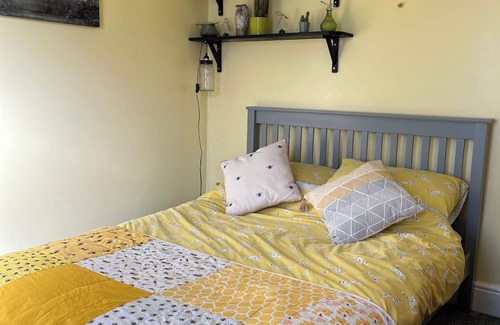 Newhaven House | Cosy Double Bedroom TV, microwave and breakfast of cereal & toast, tea & coffee