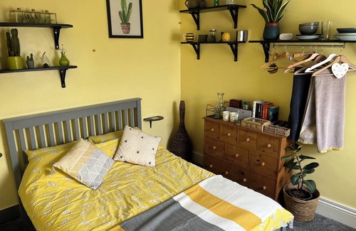 Newhaven House | Cosy Double Bedroom TV, microwave and breakfast of cereal & toast, tea & coffee