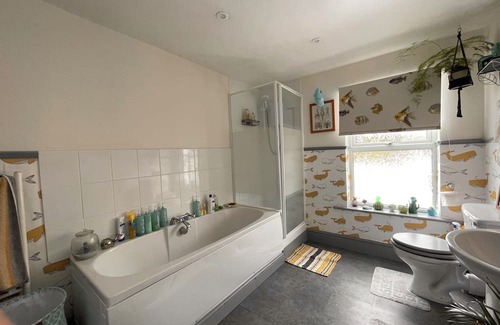 Newhaven House | Cosy Double Bedroom TV, microwave and breakfast of cereal & toast, tea & coffee