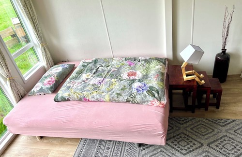 Coswig House | Chalet Futura Magica. Ein Mobilheim Mitten im Wald mit Wiese, Wild & Ruhe