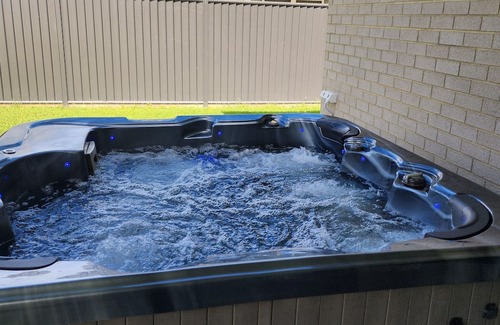 Ballina House | Modern Guest Suite A/C, spa, walk to shops, airport, cinema, restaurants, creek.