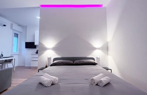 Precotto Apartment | Apartment 'Led House Luxury' with Wi-Fi and Air Conditioning