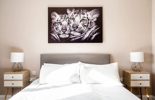 Cleeve House | The Oak View:Haven Retreat Bristol in Countryside
