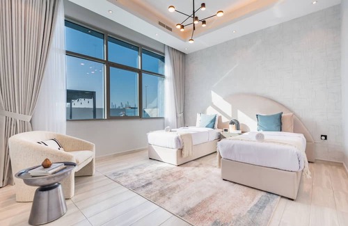 Dubai Villa | Luxurious 8BR Villa with Assistant Room at Jumeirah Park by Deluxe Holiday Homes