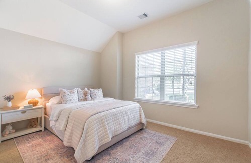 Spring House | Lovely 1 story/4bdr home w HUGE backyard for all!