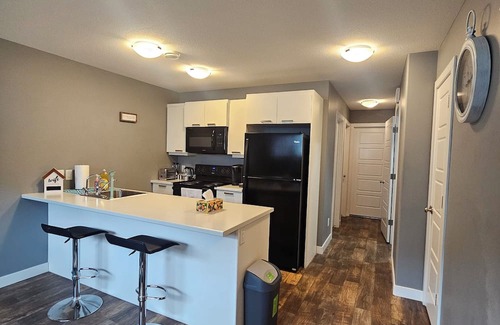 Regina House | 2 Queen Bed,lower level, near airport