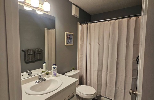 Regina House | 2 Queen Bed,lower level, near airport
