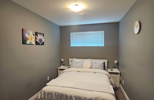 Regina House | 2 Queen Bed,lower level, near airport