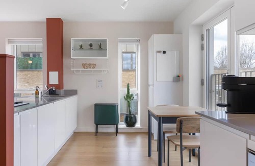 Bromley North Apartment | Historic East London 2 Bed 2 Bath Duplex