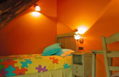 Villanueva de Aezcoa House | Holiday Home 'Casa Aguerre' with Mountain View, Private Terrace and Wi-Fi