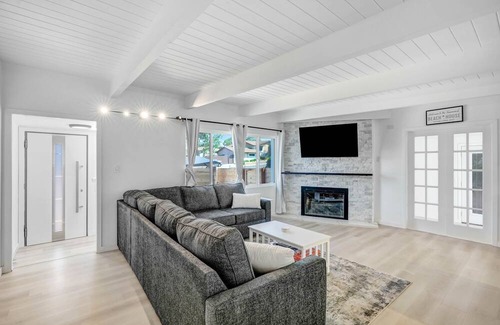 Olde Carlsbad House | Beautiful, modern 3-bedroom beach house 🏝 w/ large yard!