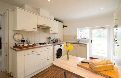 Ingatestone Cottage | Spilfeathers Cottage - sleeps 3 guests in 2 bedrooms