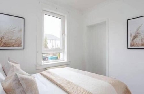 Shotts Apartment | Vibrant & Modern 2-bedroom Apartment between GLA/EDI