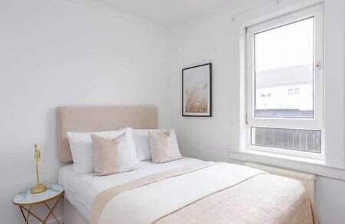 Shotts Apartment | Vibrant & Modern 2-bedroom Apartment between GLA/EDI