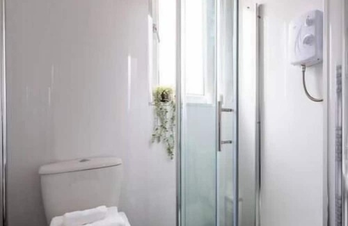 Shotts Apartment | Vibrant & Modern 2-bedroom Apartment between GLA/EDI