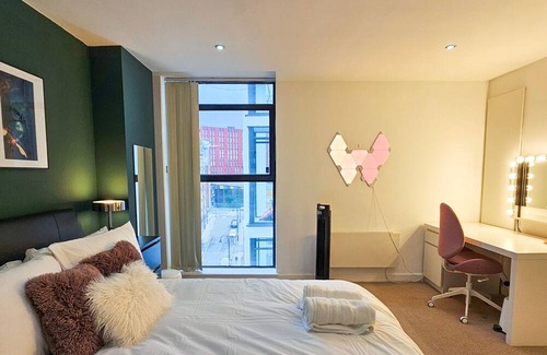 Castlefield Apartment | Experience our newly-transformed 1-bedroom apartment, thoughtfully designed for your comfort