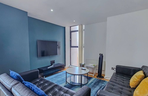 Castlefield Apartment | Experience our newly-transformed 1-bedroom apartment, thoughtfully designed for your comfort