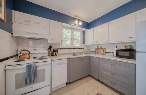 Rolla Cottage | Cozy two bed cottage near park, S&T & Fort Wood