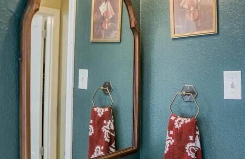 Rolla Cottage | Cozy two bed cottage near park, S&T & Fort Wood