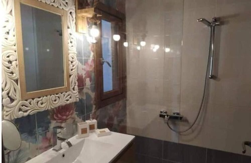 Loutraki Apartment | Apartment 'Unique Loutraki' with Sea View, Wi-Fi and Air Conditioning