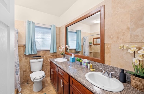 McCully - Moiliili House | Charming 4BR/2BA Hawaii House - Ideal for Families, Close to Attractions