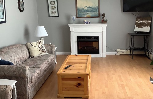 Central Hainesville House | Private 3 bedroom rural property with pond 5 minutes to Crabbe Mountain skiing.