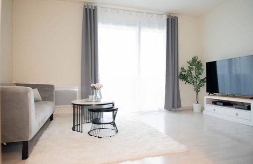 Lingolsheim Apartment | Lélégant - Spacieux T2 de 52m2 - 10 min Aéroport Strasbourg - Parking Privé